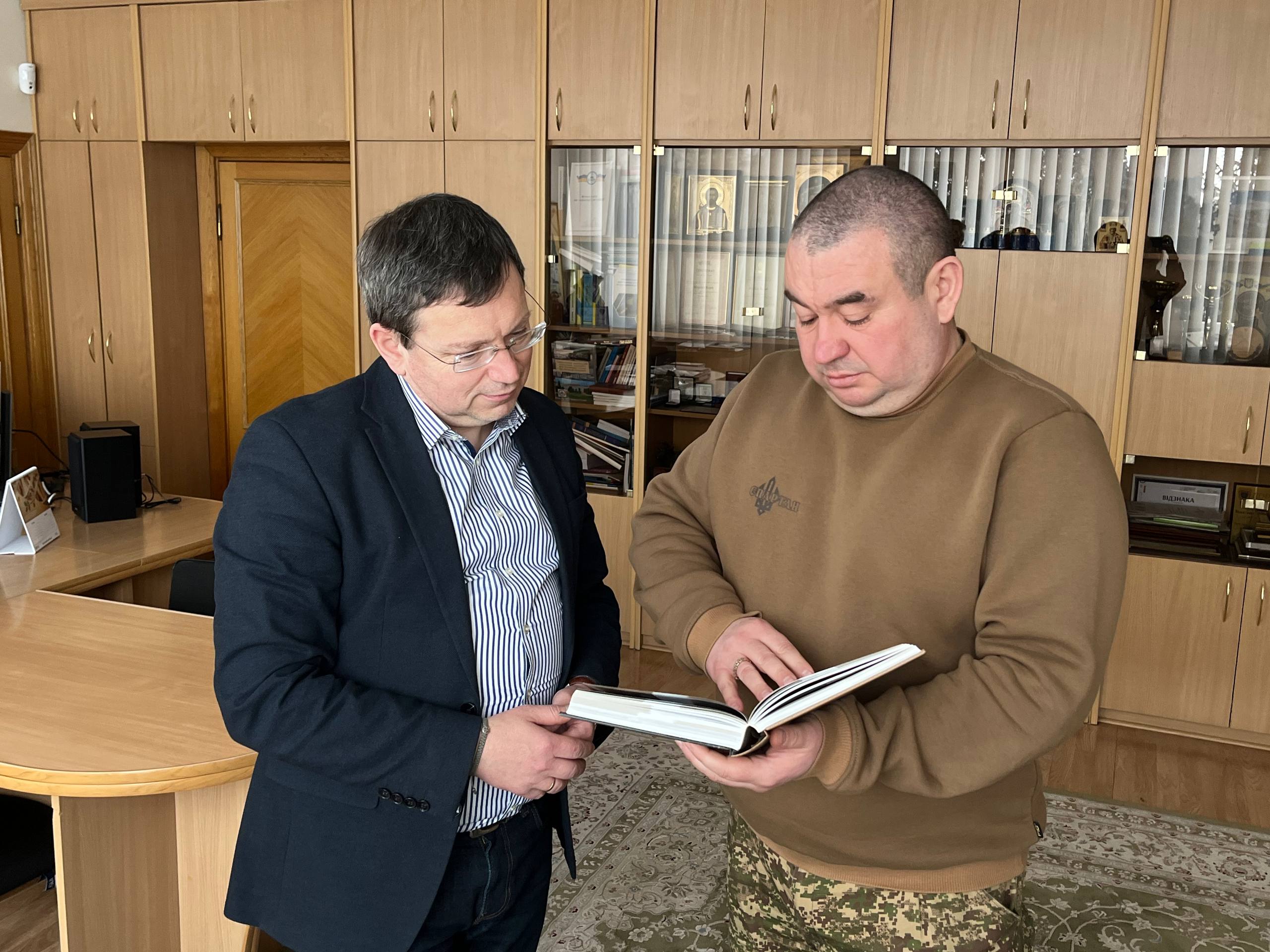 Передача подарунків університету від Академії.jpg